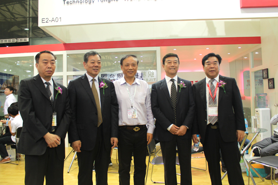 2013上海紡機展行業(yè)領(lǐng)導(dǎo)蒞臨指導(dǎo)并留影